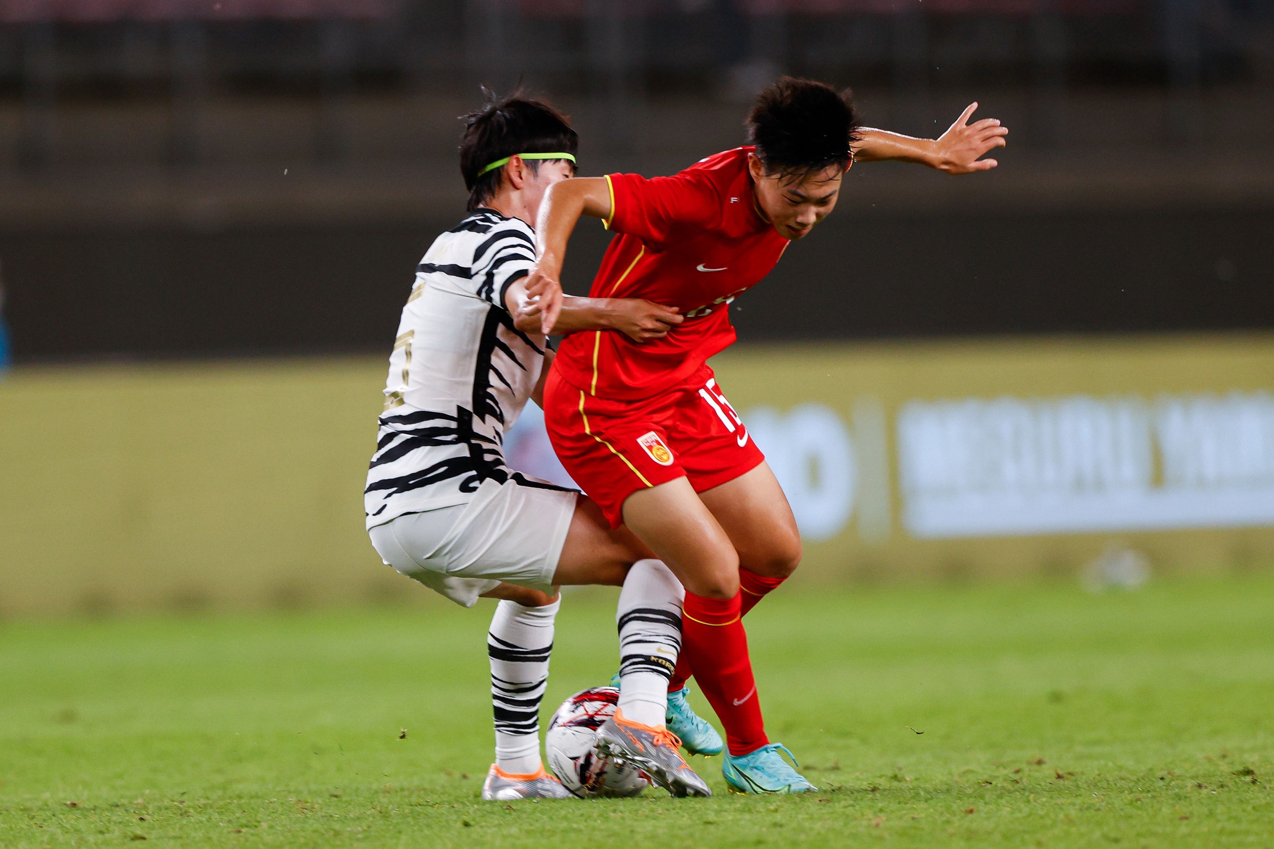 亚洲女足锦标赛上，中国队员展现出色团队协作